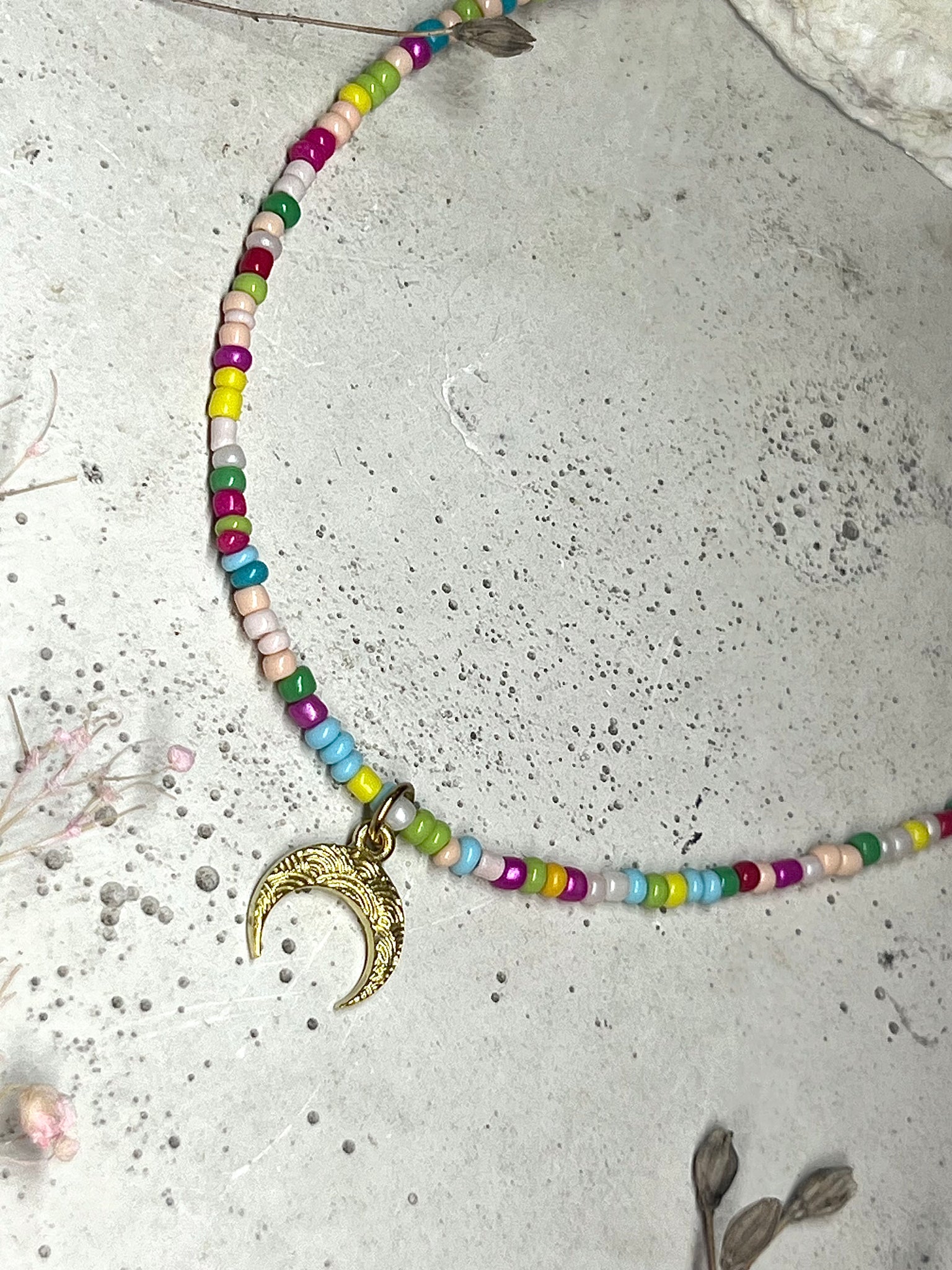 Cutie Perlenkette pastel Pearls with ornamental Moon