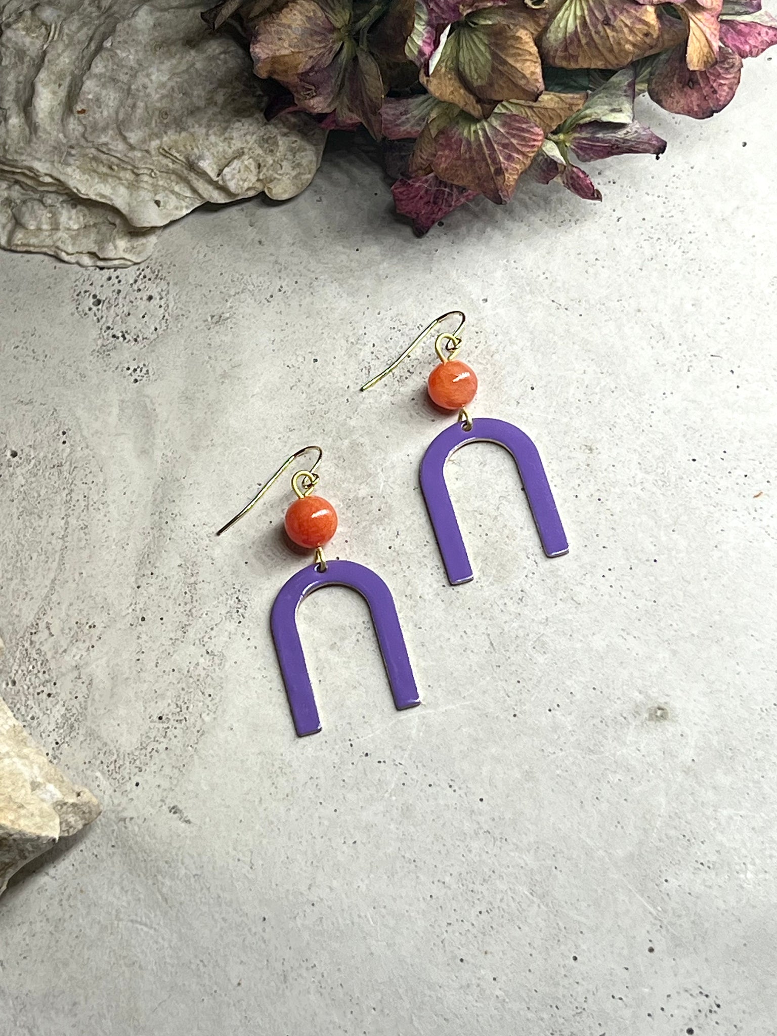 Violet arch earrings