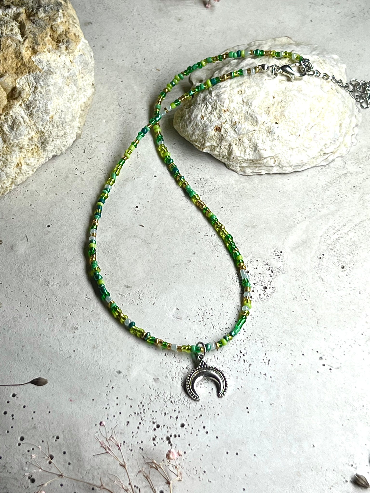 Cutie Perlenkette green Pearls with ornamental Silver Moon