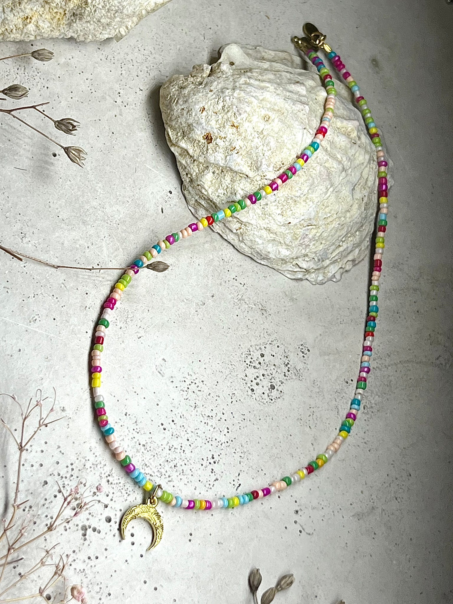 Cutie Perlenkette pastel Pearls with ornamental Moon